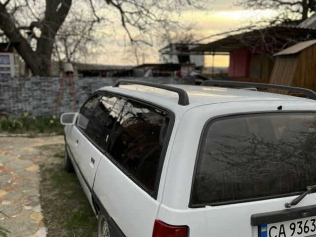 Белый Опель Омега, объемом двигателя 2 л и пробегом 300 тыс. км за 1628 $, фото 1 на Automoto.ua