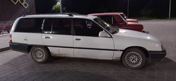 Белый Опель Омега, объемом двигателя 2 л и пробегом 300 тыс. км за 1628 $, фото 3 на Automoto.ua