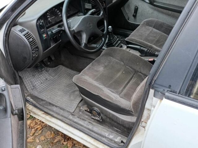 Білий Опель Омега, об'ємом двигуна 2.3 л та пробігом 350 тис. км за 1200 $, фото 1 на Automoto.ua