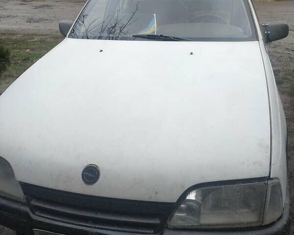 Білий Опель Омега, об'ємом двигуна 2 л та пробігом 300 тис. км за 950 $, фото 1 на Automoto.ua