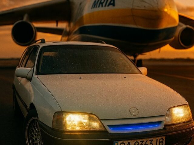 Белый Опель Омега, объемом двигателя 2 л и пробегом 300 тыс. км за 1628 $, фото 7 на Automoto.ua