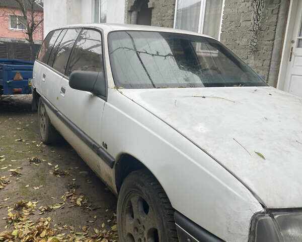 Белый Опель Омега, объемом двигателя 2.26 л и пробегом 300 тыс. км за 1500 $, фото 3 на Automoto.ua