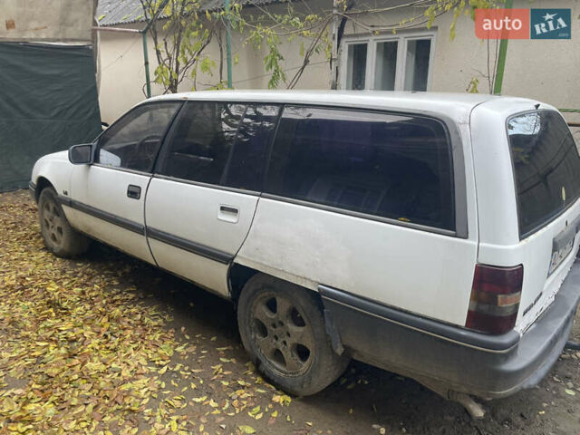 Белый Опель Омега, объемом двигателя 2.26 л и пробегом 300 тыс. км за 1500 $, фото 4 на Automoto.ua