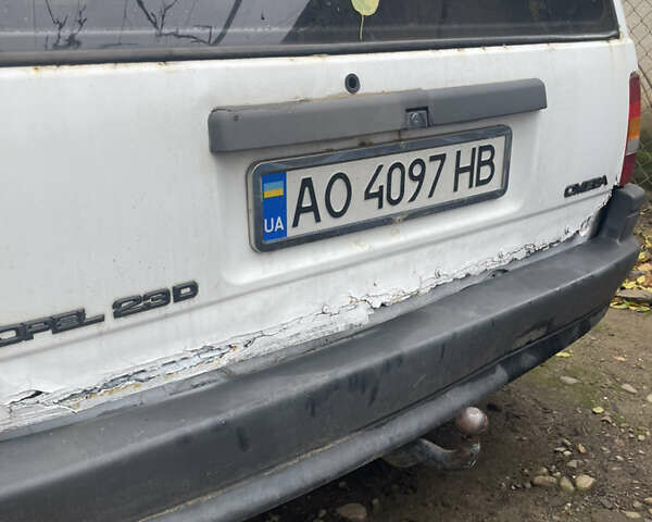 Белый Опель Омега, объемом двигателя 2.26 л и пробегом 300 тыс. км за 1500 $, фото 5 на Automoto.ua