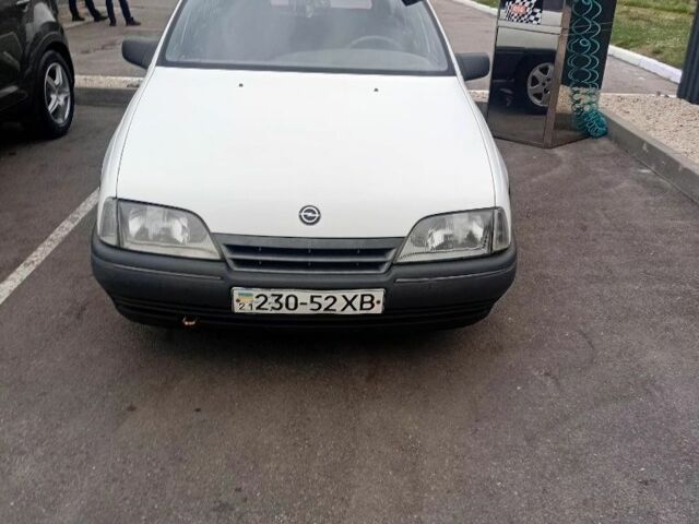 Белый Опель Омега, объемом двигателя 1.8 л и пробегом 306 тыс. км за 1200 $, фото 10 на Automoto.ua