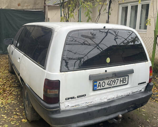 Белый Опель Омега, объемом двигателя 2.26 л и пробегом 300 тыс. км за 1500 $, фото 6 на Automoto.ua