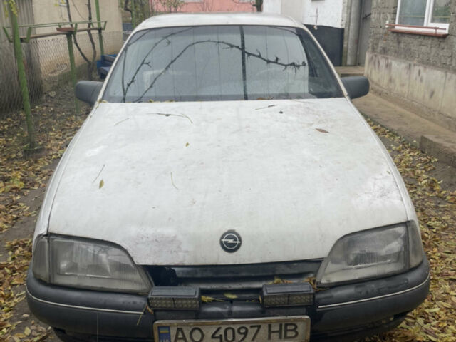 Белый Опель Омега, объемом двигателя 2.26 л и пробегом 300 тыс. км за 1500 $, фото 2 на Automoto.ua