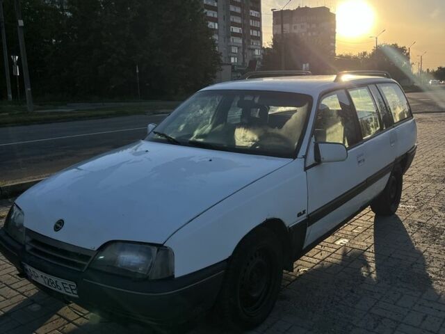 Белый Опель Омега, объемом двигателя 2 л и пробегом 300 тыс. км за 607 $, фото 1 на Automoto.ua