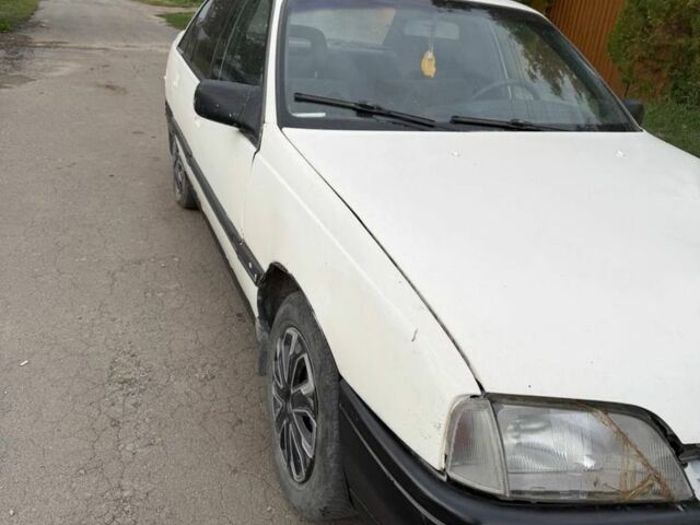 Білий Опель Омега, об'ємом двигуна 2 л та пробігом 200 тис. км за 800 $, фото 1 на Automoto.ua