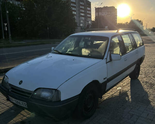 Белый Опель Омега, объемом двигателя 2 л и пробегом 300 тыс. км за 605 $, фото 1 на Automoto.ua