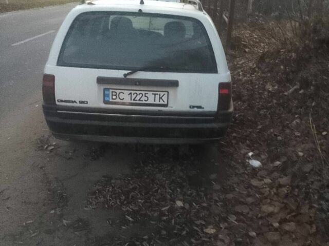 Белый Опель Омега, объемом двигателя 2 л и пробегом 300 тыс. км за 500 $, фото 2 на Automoto.ua