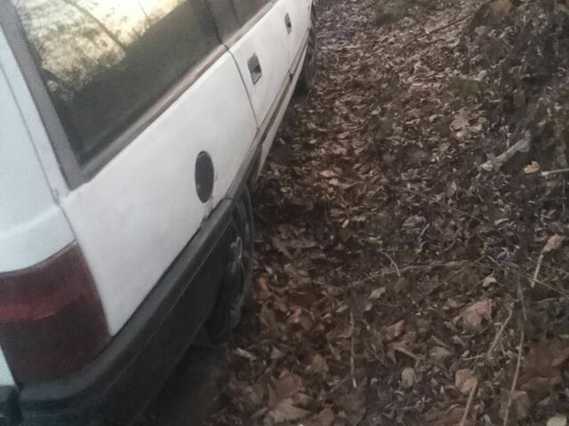 Белый Опель Омега, объемом двигателя 2 л и пробегом 300 тыс. км за 500 $, фото 3 на Automoto.ua