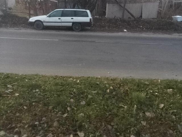 Белый Опель Омега, объемом двигателя 2 л и пробегом 300 тыс. км за 500 $, фото 7 на Automoto.ua