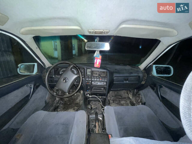 Белый Опель Омега, объемом двигателя 2.4 л и пробегом 300 тыс. км за 699 $, фото 5 на Automoto.ua