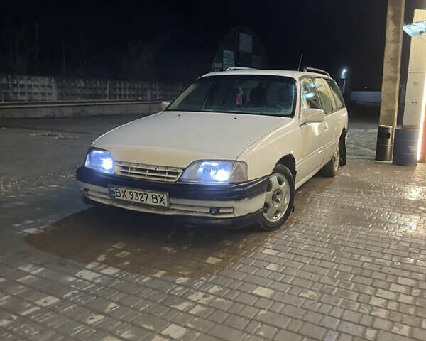 Белый Опель Омега, объемом двигателя 2.4 л и пробегом 300 тыс. км за 699 $, фото 1 на Automoto.ua