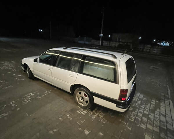 Белый Опель Омега, объемом двигателя 2.4 л и пробегом 300 тыс. км за 699 $, фото 4 на Automoto.ua