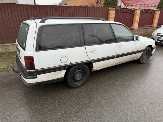 Белый Опель Омега, объемом двигателя 3 л и пробегом 334 тыс. км за 900 $, фото 1 на Automoto.ua