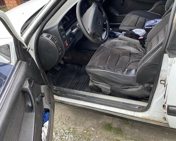 Белый Опель Омега, объемом двигателя 2 л и пробегом 206 тыс. км за 1700 $, фото 3 на Automoto.ua