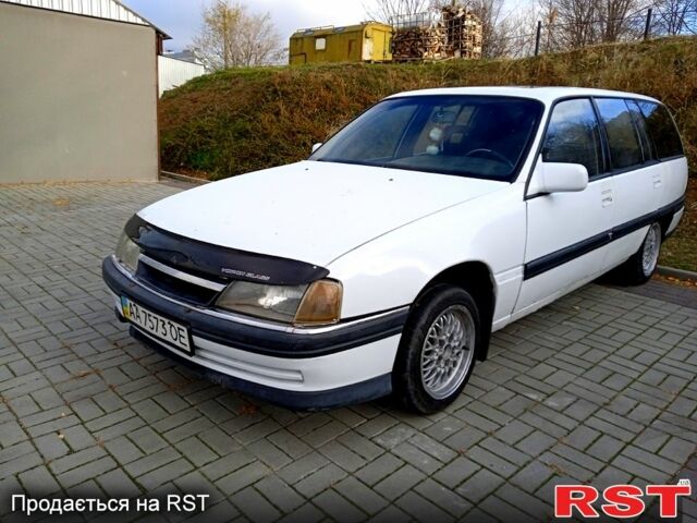 Белый Опель Омега, объемом двигателя 2 л и пробегом 320 тыс. км за 820 $, фото 4 на Automoto.ua