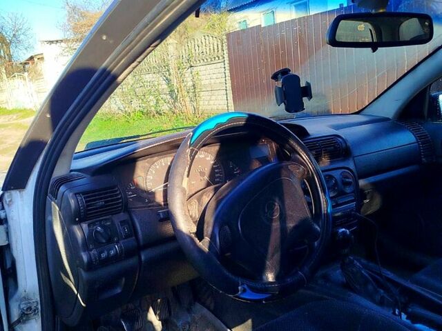 Белый Опель Омега, объемом двигателя 2 л и пробегом 200 тыс. км за 1499 $, фото 3 на Automoto.ua