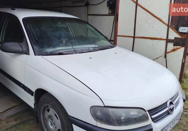 Белый Опель Омега, объемом двигателя 2 л и пробегом 300 тыс. км за 2900 $, фото 1 на Automoto.ua