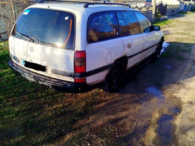 Белый Опель Омега, объемом двигателя 2 л и пробегом 200 тыс. км за 1499 $, фото 1 на Automoto.ua