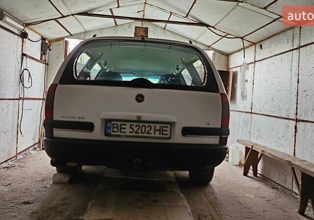 Белый Опель Омега, объемом двигателя 2 л и пробегом 300 тыс. км за 2900 $, фото 2 на Automoto.ua