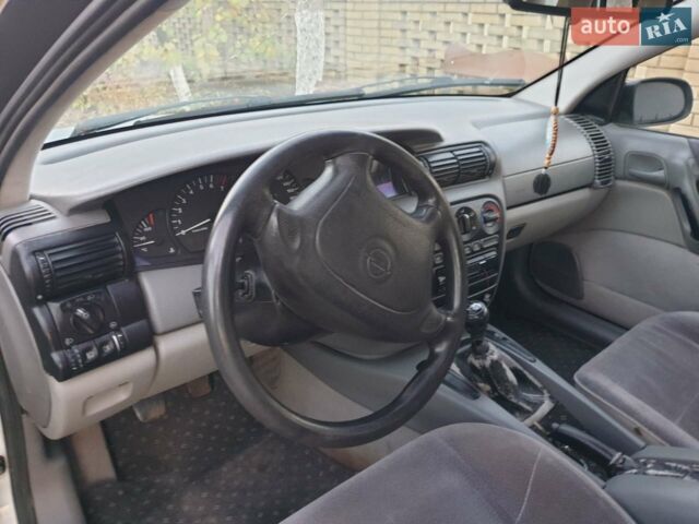 Белый Опель Омега, объемом двигателя 2 л и пробегом 335 тыс. км за 2700 $, фото 2 на Automoto.ua