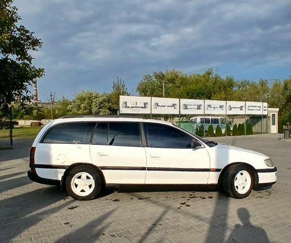 Белый Опель Омега, объемом двигателя 2 л и пробегом 333 тыс. км за 1301 $, фото 3 на Automoto.ua