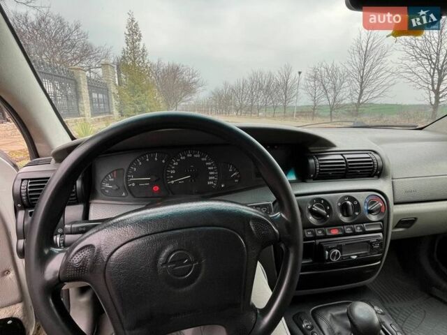 Белый Опель Омега, объемом двигателя 2.5 л и пробегом 435 тыс. км за 1800 $, фото 7 на Automoto.ua