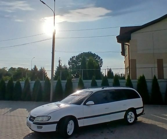 Белый Опель Омега, объемом двигателя 2 л и пробегом 333 тыс. км за 1301 $, фото 4 на Automoto.ua