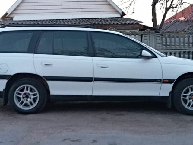 Белый Опель Омега, объемом двигателя 2 л и пробегом 300 тыс. км за 1500 $, фото 3 на Automoto.ua