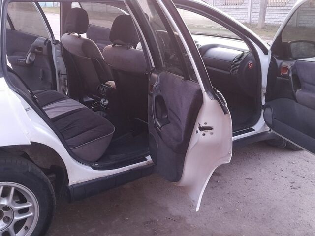 Белый Опель Омега, объемом двигателя 2 л и пробегом 300 тыс. км за 1500 $, фото 19 на Automoto.ua