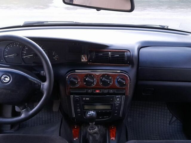 Белый Опель Омега, объемом двигателя 2 л и пробегом 300 тыс. км за 1500 $, фото 12 на Automoto.ua