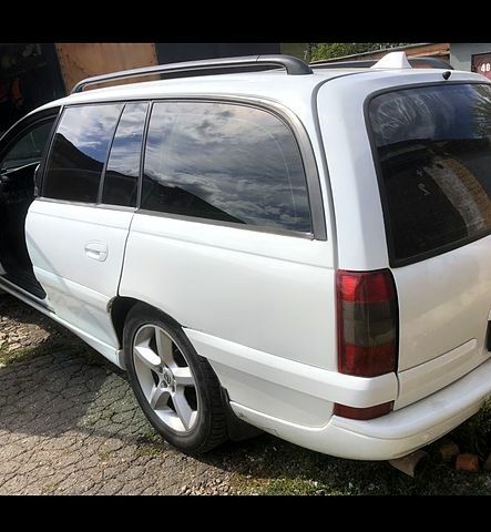 Белый Опель Омега, объемом двигателя 2 л и пробегом 330 тыс. км за 2700 $, фото 3 на Automoto.ua