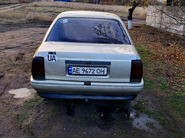 Бежевий Опель Омега, об'ємом двигуна 1.8 л та пробігом 0 тис. км за 1300 $, фото 3 на Automoto.ua