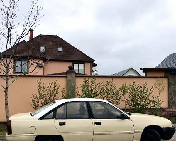 Бежевий Опель Омега, об'ємом двигуна 1.8 л та пробігом 182 тис. км за 850 $, фото 1 на Automoto.ua