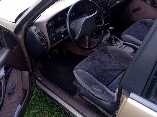 Бежевий Опель Омега, об'ємом двигуна 1.8 л та пробігом 300 тис. км за 800 $, фото 3 на Automoto.ua