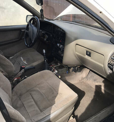 Бежевий Опель Омега, об'ємом двигуна 1.8 л та пробігом 182 тис. км за 850 $, фото 5 на Automoto.ua