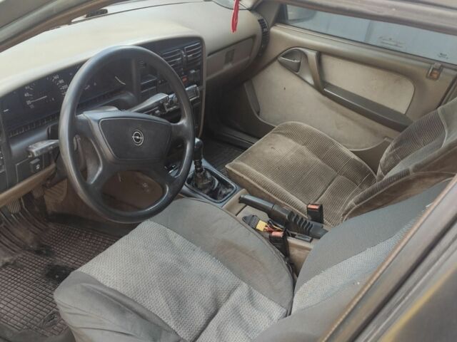 Бежевий Опель Омега, об'ємом двигуна 2 л та пробігом 330 тис. км за 964 $, фото 5 на Automoto.ua