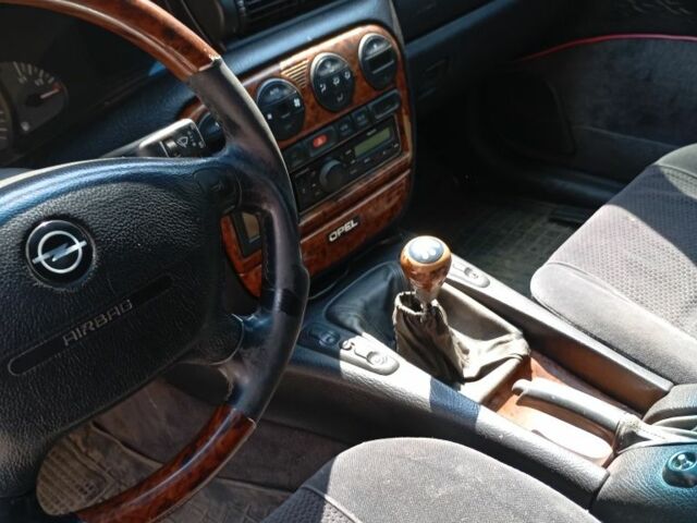 Бежевый Опель Омега, объемом двигателя 2 л и пробегом 300 тыс. км за 1650 $, фото 3 на Automoto.ua