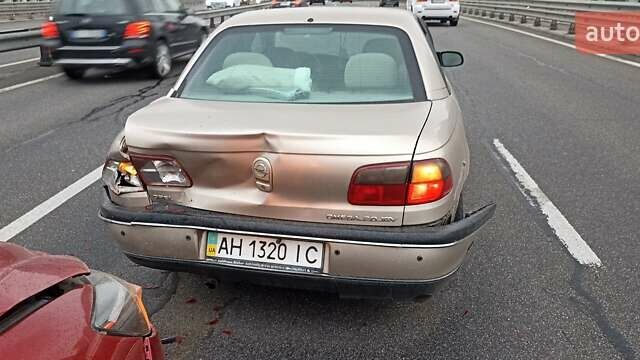 Бежевый Опель Омега, объемом двигателя 2 л и пробегом 302 тыс. км за 1500 $, фото 3 на Automoto.ua