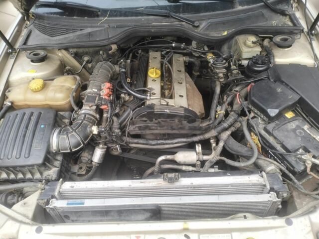 Бежевый Опель Омега, объемом двигателя 2 л и пробегом 300 тыс. км за 1650 $, фото 1 на Automoto.ua