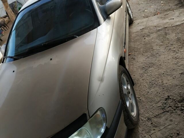 Бежевый Опель Омега, объемом двигателя 2 л и пробегом 500 тыс. км за 2800 $, фото 1 на Automoto.ua