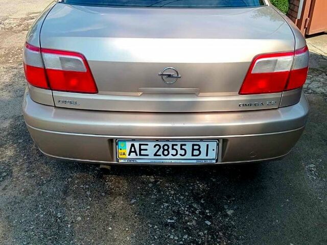 Бежевий Опель Омега, об'ємом двигуна 2.2 л та пробігом 236 тис. км за 3500 $, фото 2 на Automoto.ua