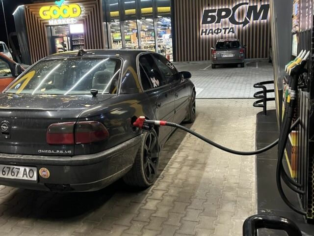 Черный Опель Омега, объемом двигателя 2.5 л и пробегом 200 тыс. км за 2600 $, фото 1 на Automoto.ua