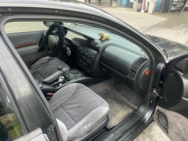 Черный Опель Омега, объемом двигателя 2.5 л и пробегом 200 тыс. км за 2600 $, фото 5 на Automoto.ua