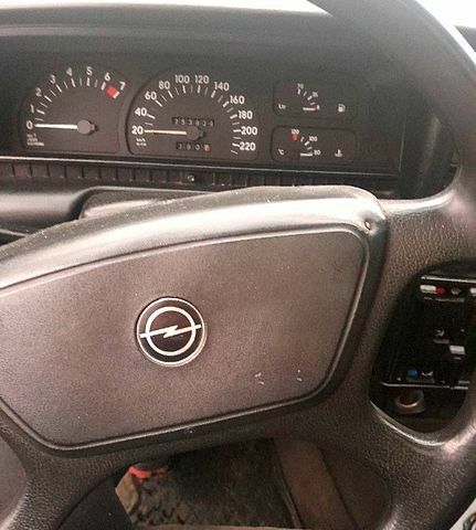 Черный Опель Омега, объемом двигателя 2 л и пробегом 100 тыс. км за 500 $, фото 1 на Automoto.ua