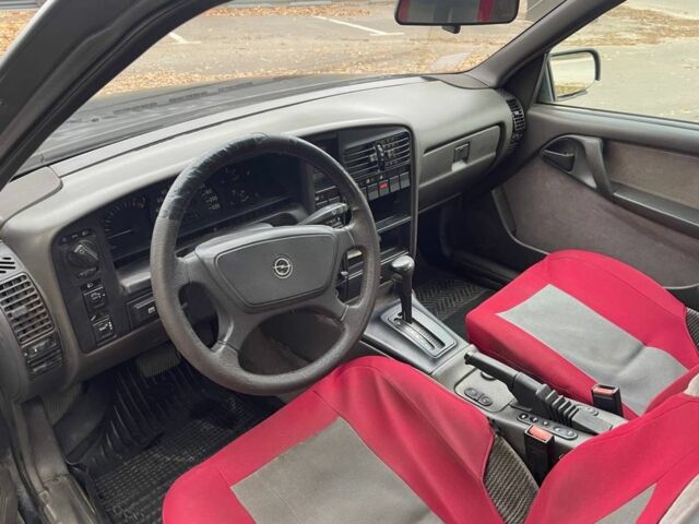 Черный Опель Омега, объемом двигателя 2 л и пробегом 185 тыс. км за 1050 $, фото 4 на Automoto.ua