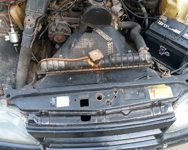 Черный Опель Омега, объемом двигателя 1.8 л и пробегом 250 тыс. км за 1000 $, фото 2 на Automoto.ua